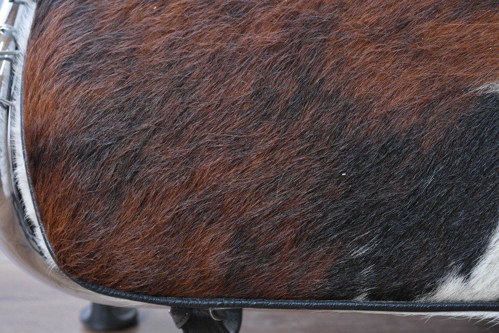 中古　リプロダクト品　Le Corbusier(ル・コルビュジエ)デザイン　LC4　本革　洗練されたフォルムのシェーズロング　(R-087260)