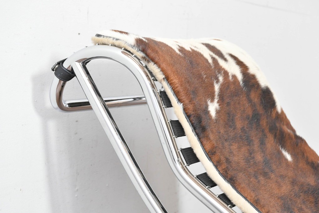 中古　リプロダクト品　Le Corbusier(ル・コルビュジエ)デザイン　LC4　本革　洗練されたフォルムのシェーズロング　(R-087260)