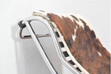 中古　リプロダクト品　Le Corbusier(ル・コルビュジエ)デザイン　LC4　本革　洗練されたフォルムのシェーズロング　(R-087260)