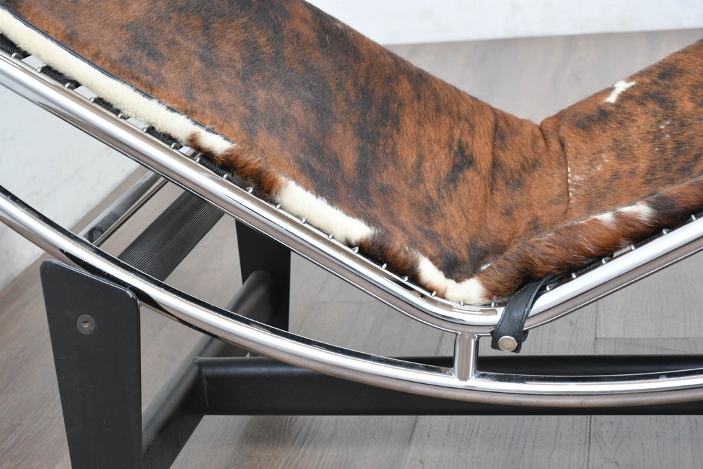 中古　リプロダクト品　Le Corbusier(ル・コルビュジエ)デザイン　LC4　本革　洗練されたフォルムのシェーズロング　(R-087260)