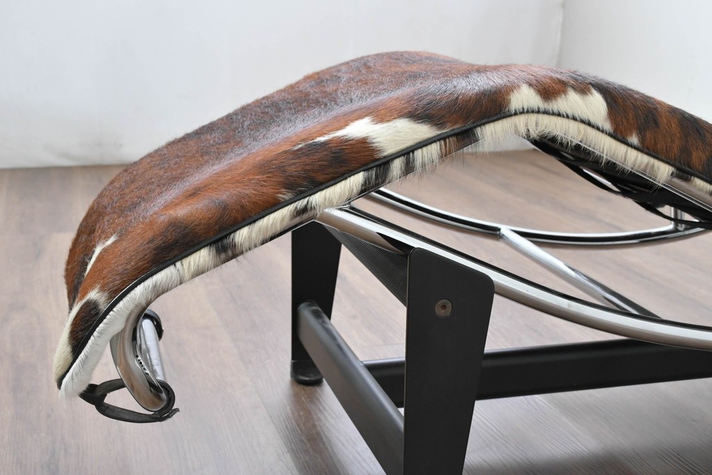 中古　リプロダクト品　Le Corbusier(ル・コルビュジエ)デザイン　LC4　本革　洗練されたフォルムのシェーズロング　(R-087260)