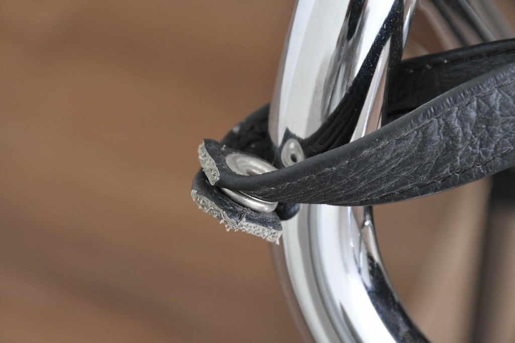 中古　リプロダクト品　Le Corbusier(ル・コルビュジエ)デザイン　LC4　本革　洗練されたフォルムのシェーズロング　(R-087260)