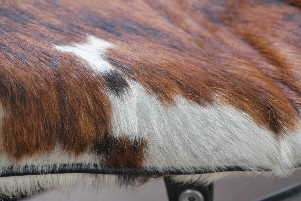 中古　リプロダクト品　Le Corbusier(ル・コルビュジエ)デザイン　LC4　本革　洗練されたフォルムのシェーズロング　(R-087260)