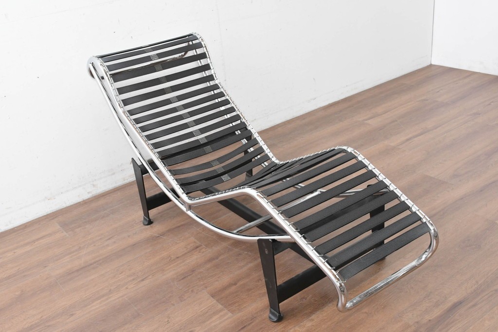 中古　リプロダクト品　Le Corbusier(ル・コルビュジエ)デザイン　LC4　本革　洗練されたフォルムのシェーズロング　(R-087260)