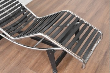 中古　リプロダクト品　Le Corbusier(ル・コルビュジエ)デザイン　LC4　本革　洗練されたフォルムのシェーズロング　(R-087260)