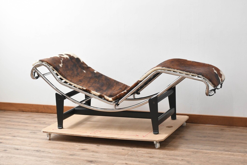 中古　リプロダクト品　Le Corbusier(ル・コルビュジエ)デザイン　LC4　本革　洗練されたフォルムのシェーズロング　(R-087260)