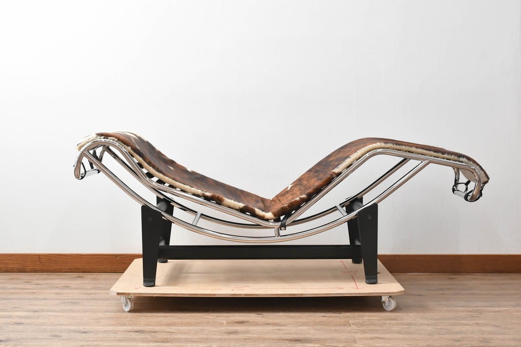 中古　リプロダクト品　Le Corbusier(ル・コルビュジエ)デザイン　LC4　本革　洗練されたフォルムのシェーズロング　(R-087260)