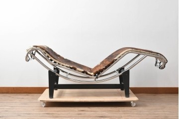 中古　リプロダクト品　Le Corbusier(ル・コルビュジエ)デザイン　LC4　本革　洗練されたフォルムのシェーズロング　(R-087260)