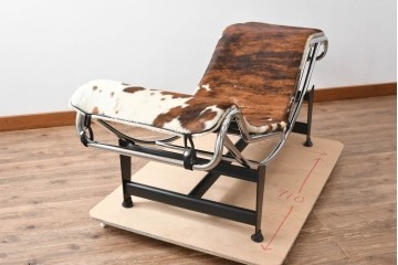 中古　リプロダクト品　Le Corbusier(ル・コルビュジエ)デザイン　LC4　本革　洗練されたフォルムのシェーズロング　(R-087260)