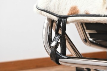 中古　リプロダクト品　Le Corbusier(ル・コルビュジエ)デザイン　LC4　本革　洗練されたフォルムのシェーズロング　(R-087260)