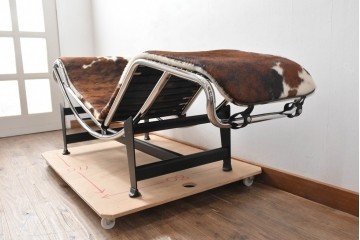 中古　リプロダクト品　Le Corbusier(ル・コルビュジエ)デザイン　LC4　本革　洗練されたフォルムのシェーズロング　(R-087260)