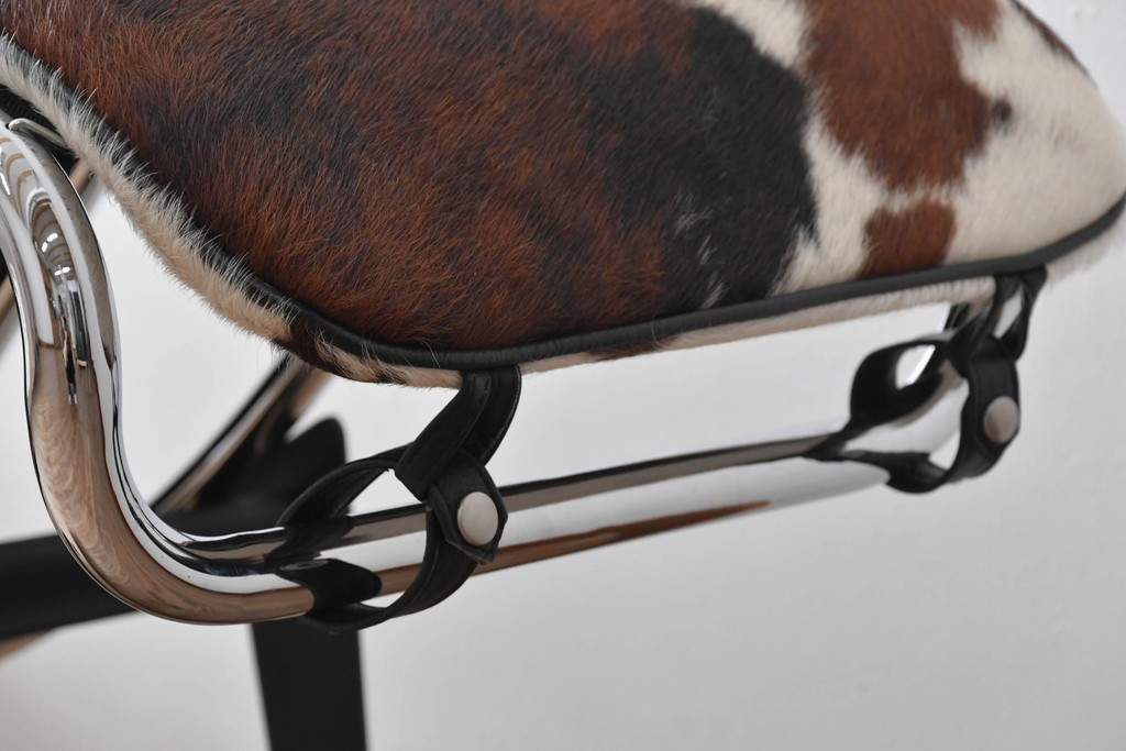 中古　リプロダクト品　Le Corbusier(ル・コルビュジエ)デザイン　LC4　本革　洗練されたフォルムのシェーズロング　(R-087260)