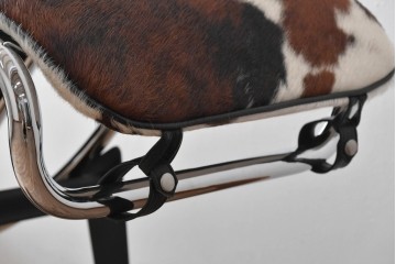 中古　リプロダクト品　Le Corbusier(ル・コルビュジエ)デザイン　LC4　本革　洗練されたフォルムのシェーズロング　(R-087260)