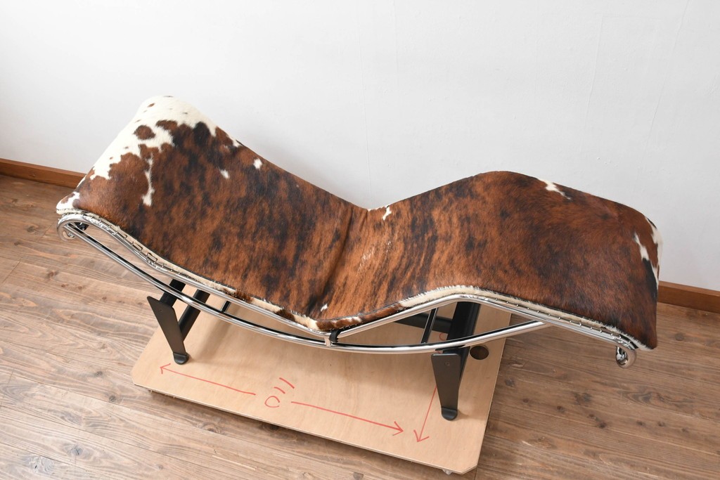 中古　リプロダクト品　Le Corbusier(ル・コルビュジエ)デザイン　LC4　本革　洗練されたフォルムのシェーズロング　(R-087260)