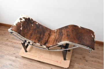 中古　リプロダクト品　Le Corbusier(ル・コルビュジエ)デザイン　LC4　本革　洗練されたフォルムのシェーズロング　(R-087260)