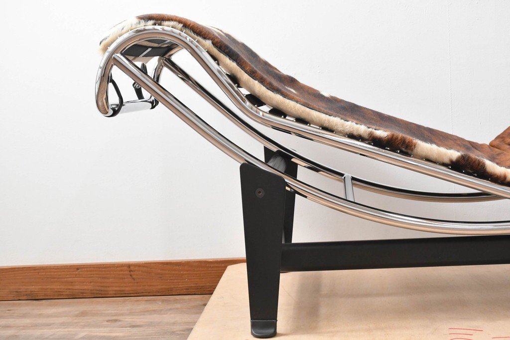 中古　リプロダクト品　Le Corbusier(ル・コルビュジエ)デザイン　LC4　本革　洗練されたフォルムのシェーズロング　(R-087260)