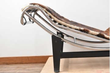 中古　リプロダクト品　Le Corbusier(ル・コルビュジエ)デザイン　LC4　本革　洗練されたフォルムのシェーズロング　(R-087260)