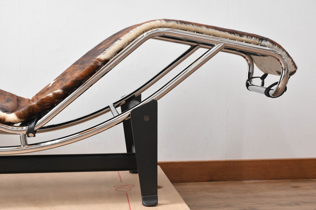 中古　リプロダクト品　Le Corbusier(ル・コルビュジエ)デザイン　LC4　本革　洗練されたフォルムのシェーズロング　(R-087260)