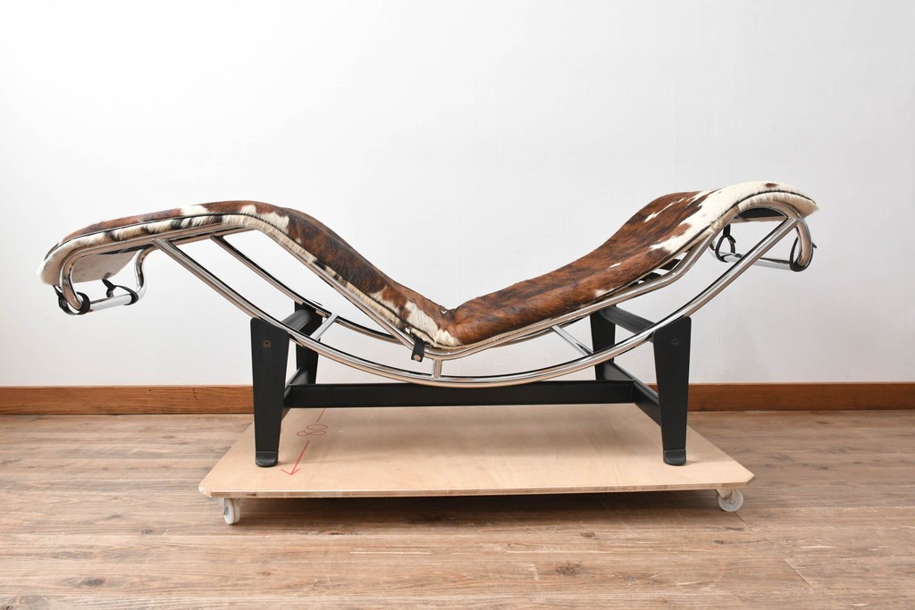 中古　リプロダクト品　Le Corbusier(ル・コルビュジエ)デザイン　LC4　本革　洗練されたフォルムのシェーズロング　(R-087260)