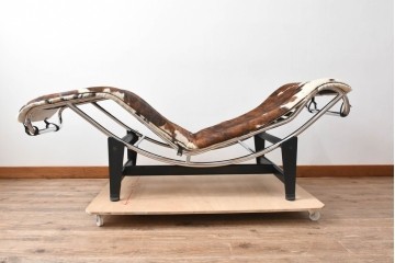 中古　リプロダクト品　Le Corbusier(ル・コルビュジエ)デザイン　LC4　本革　洗練されたフォルムのシェーズロング　(R-087260)