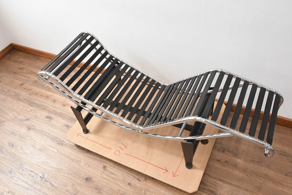 中古　リプロダクト品　Le Corbusier(ル・コルビュジエ)デザイン　LC4　本革　洗練されたフォルムのシェーズロング　(R-087260)