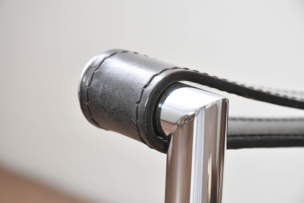 中古　Cassina(カッシーナ)　ル・コルビュジエ(Le Corbusier)　ピエール・ジャンヌレ(Pierre Jeanneret)　シャルロット・ペリアン(Charlotte Perriand)　LC1　スリングチェア　現行定価約78万円　(R-087261)