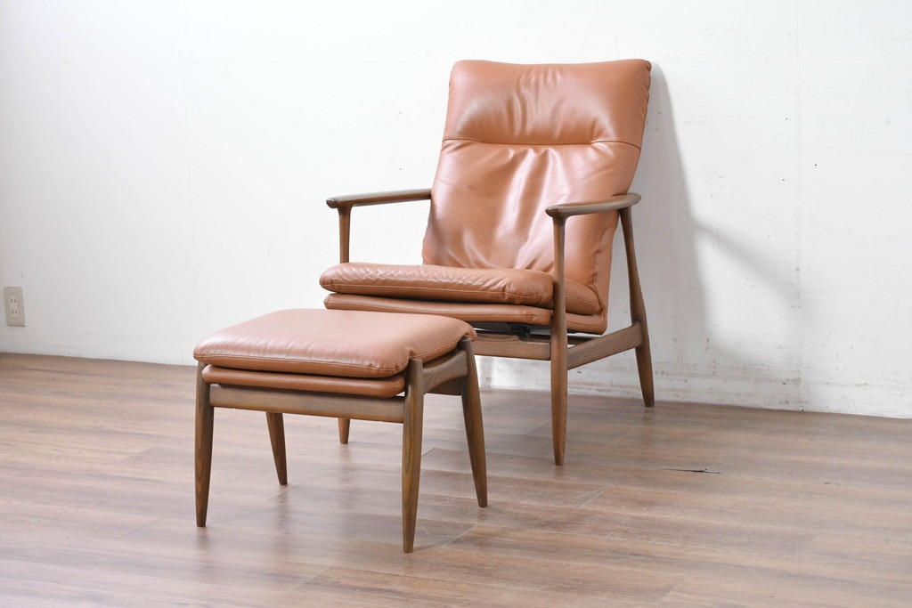 中古　美品　FUJI FURNITURE(冨士ファニチア)　Mysa(ミーサ)　上品でモダンなリクライニングチェアとスツールのセット　定価約24万円　(R-087263)