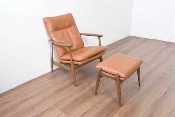 中古　美品　FUJI FURNITURE(冨士ファニチア)　Mysa(ミーサ)　上品でモダンなリクライニングチェアとスツールのセット　定価約24万円　(R-087263)
