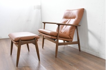 中古　美品　FUJI FURNITURE(冨士ファニチア)　Mysa(ミーサ)　上品でモダンなリクライニングチェアとスツールのセット　定価約24万円　(R-087263)