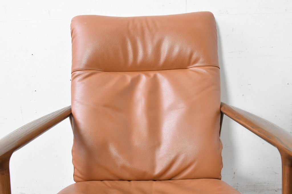 中古　美品　FUJI FURNITURE(冨士ファニチア)　Mysa(ミーサ)　上品でモダンなリクライニングチェアとスツールのセット　定価約24万円　(R-087263)