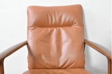 中古　美品　FUJI FURNITURE(冨士ファニチア)　Mysa(ミーサ)　上品でモダンなリクライニングチェアとスツールのセット　定価約24万円　(R-087263)