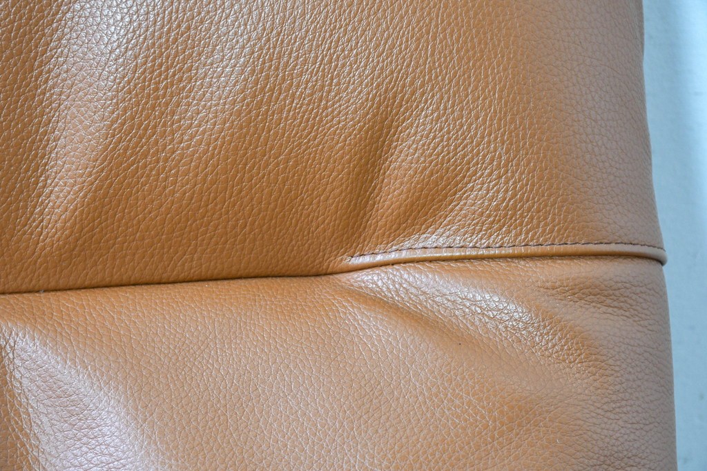 中古　美品　FUJI FURNITURE(冨士ファニチア)　Mysa(ミーサ)　上品でモダンなリクライニングチェアとスツールのセット　定価約24万円　(R-087263)