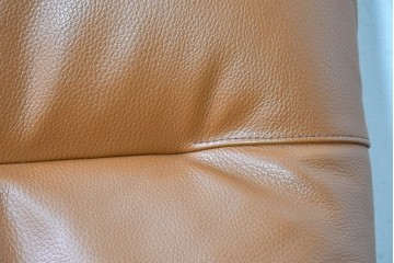 中古　美品　FUJI FURNITURE(冨士ファニチア)　Mysa(ミーサ)　上品でモダンなリクライニングチェアとスツールのセット　定価約24万円　(R-087263)