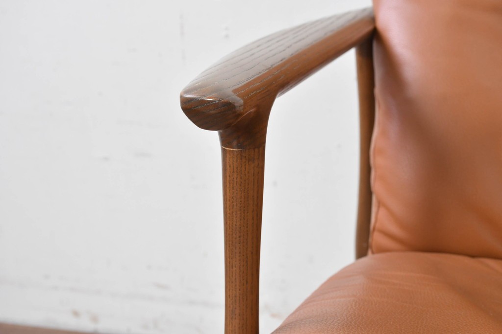 中古　美品　FUJI FURNITURE(冨士ファニチア)　Mysa(ミーサ)　上品でモダンなリクライニングチェアとスツールのセット　定価約24万円　(R-087263)