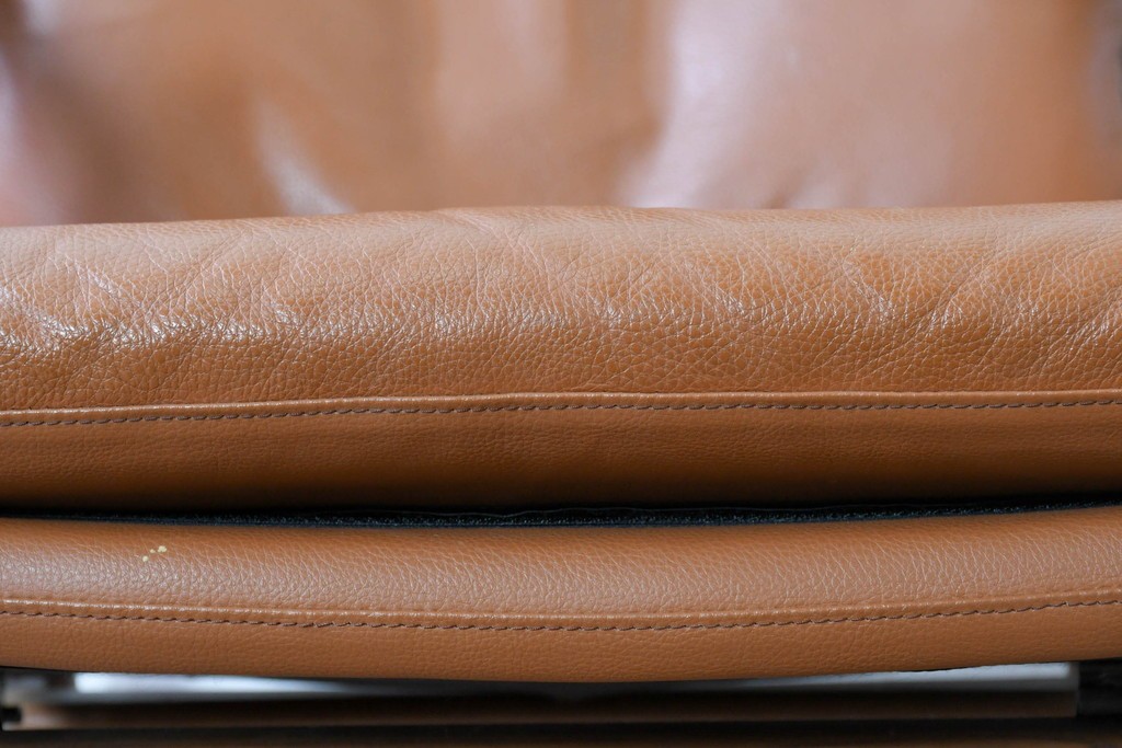 中古　美品　FUJI FURNITURE(冨士ファニチア)　Mysa(ミーサ)　上品でモダンなリクライニングチェアとスツールのセット　定価約24万円　(R-087263)