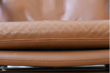 中古　美品　FUJI FURNITURE(冨士ファニチア)　Mysa(ミーサ)　上品でモダンなリクライニングチェアとスツールのセット　定価約24万円　(R-087263)