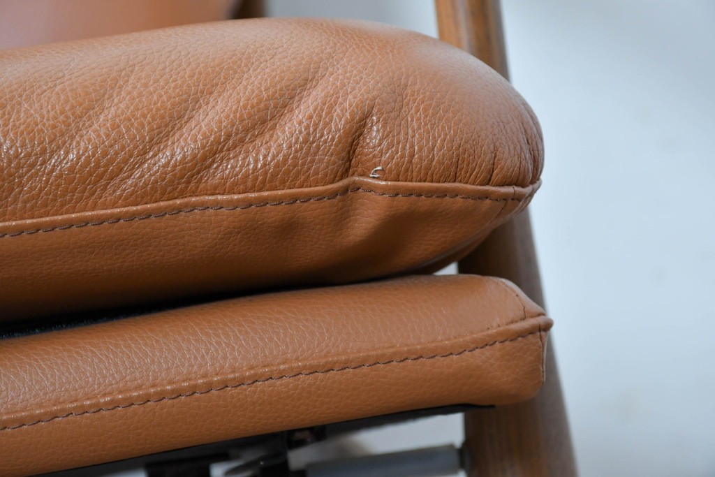 中古　美品　FUJI FURNITURE(冨士ファニチア)　Mysa(ミーサ)　上品でモダンなリクライニングチェアとスツールのセット　定価約24万円　(R-087263)