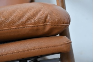 中古　美品　FUJI FURNITURE(冨士ファニチア)　Mysa(ミーサ)　上品でモダンなリクライニングチェアとスツールのセット　定価約24万円　(R-087263)