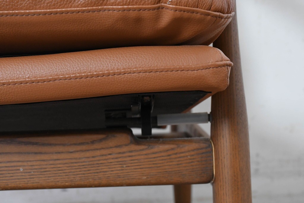 中古　美品　FUJI FURNITURE(冨士ファニチア)　Mysa(ミーサ)　上品でモダンなリクライニングチェアとスツールのセット　定価約24万円　(R-087263)