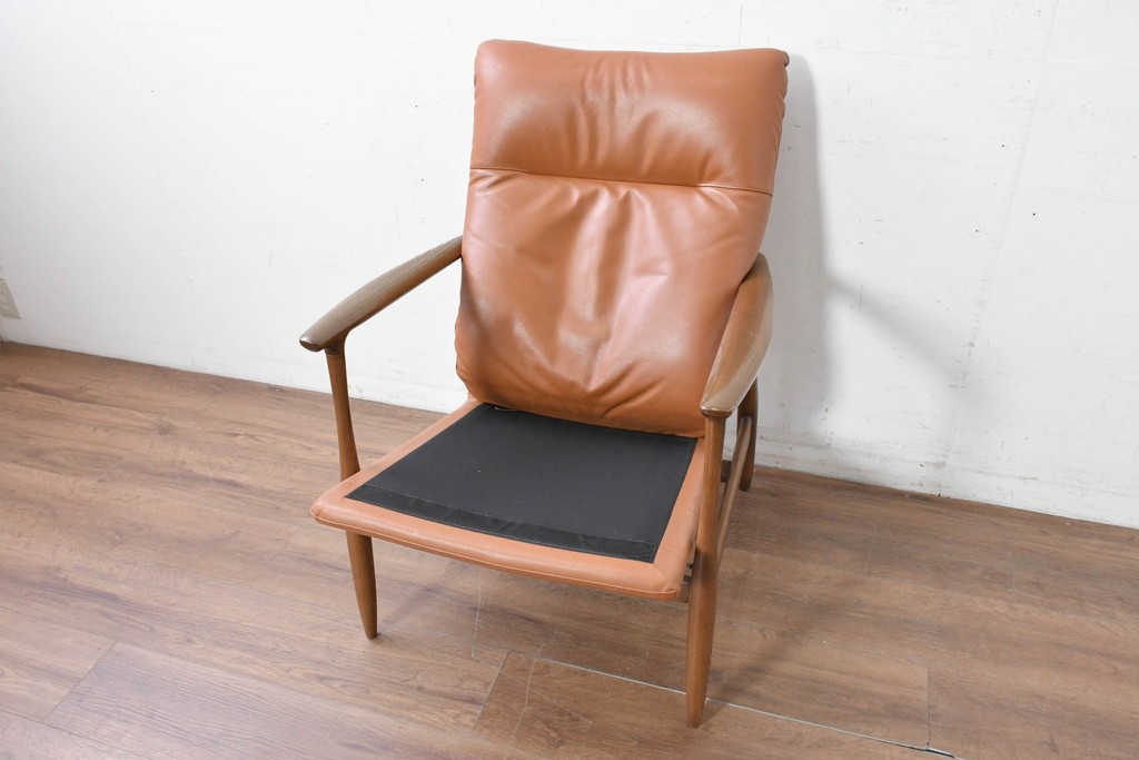 中古　美品　FUJI FURNITURE(冨士ファニチア)　Mysa(ミーサ)　上品でモダンなリクライニングチェアとスツールのセット　定価約24万円　(R-087263)