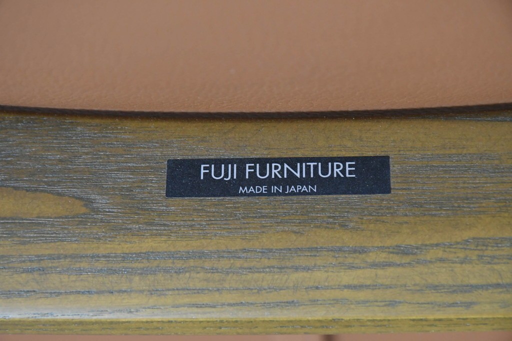 中古　美品　FUJI FURNITURE(冨士ファニチア)　Mysa(ミーサ)　上品でモダンなリクライニングチェアとスツールのセット　定価約24万円　(R-087263)