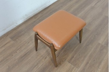 中古　美品　FUJI FURNITURE(冨士ファニチア)　Mysa(ミーサ)　上品でモダンなリクライニングチェアとスツールのセット　定価約24万円　(R-087263)