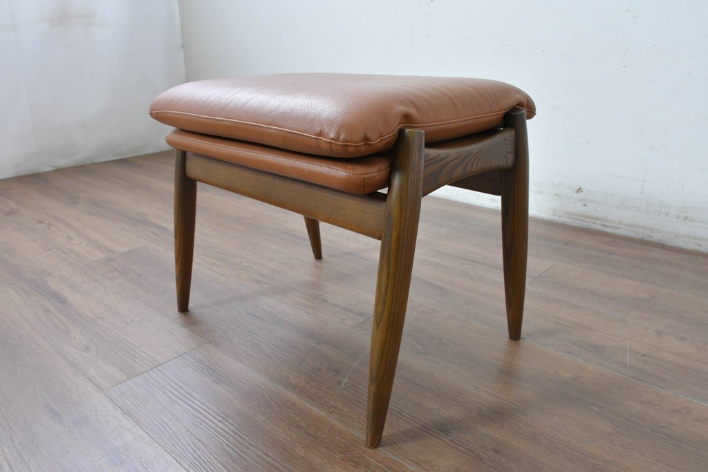 中古　美品　FUJI FURNITURE(冨士ファニチア)　Mysa(ミーサ)　上品でモダンなリクライニングチェアとスツールのセット　定価約24万円　(R-087263)