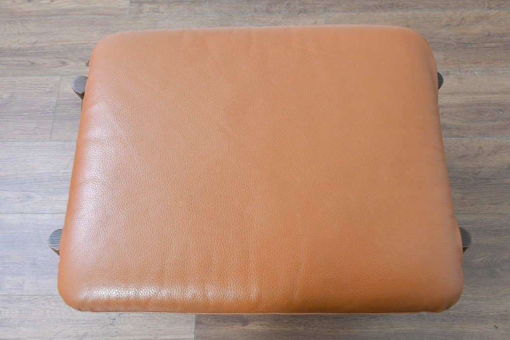 中古　美品　FUJI FURNITURE(冨士ファニチア)　Mysa(ミーサ)　上品でモダンなリクライニングチェアとスツールのセット　定価約24万円　(R-087263)