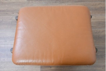 中古　美品　FUJI FURNITURE(冨士ファニチア)　Mysa(ミーサ)　上品でモダンなリクライニングチェアとスツールのセット　定価約24万円　(R-087263)