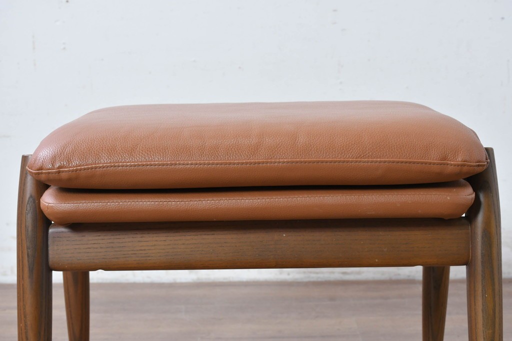 中古　美品　FUJI FURNITURE(冨士ファニチア)　Mysa(ミーサ)　上品でモダンなリクライニングチェアとスツールのセット　定価約24万円　(R-087263)