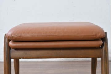 中古　美品　FUJI FURNITURE(冨士ファニチア)　Mysa(ミーサ)　上品でモダンなリクライニングチェアとスツールのセット　定価約24万円　(R-087263)