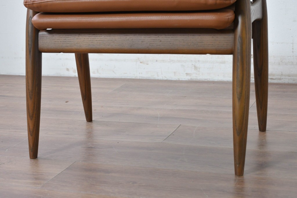 中古　美品　FUJI FURNITURE(冨士ファニチア)　Mysa(ミーサ)　上品でモダンなリクライニングチェアとスツールのセット　定価約24万円　(R-087263)