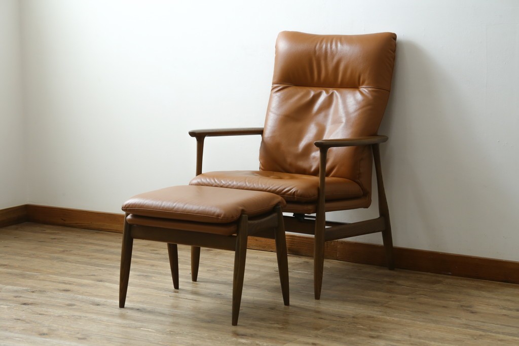 中古　美品　FUJI FURNITURE(冨士ファニチア)　Mysa(ミーサ)　上品でモダンなリクライニングチェアとスツールのセット　定価約24万円　(R-087263)