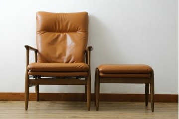中古　美品　FUJI FURNITURE(冨士ファニチア)　Mysa(ミーサ)　上品でモダンなリクライニングチェアとスツールのセット　定価約24万円　(R-087263)